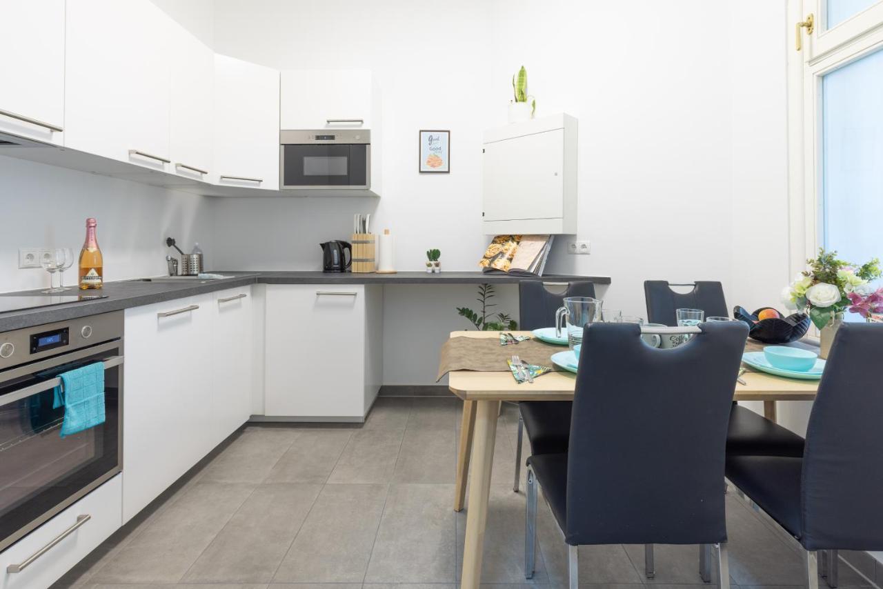 Yeshello Vienna Central Station Apartment Bagian luar foto