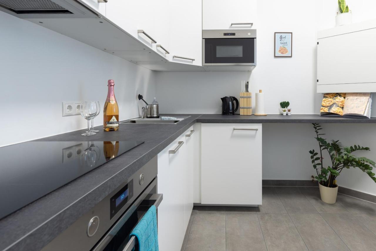 Yeshello Vienna Central Station Apartment Bagian luar foto